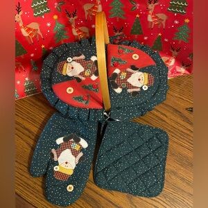 Christmas Santa Fabric Covered Picnic Basket W/ Pot Holder & Oven Mitt 3 Pcs